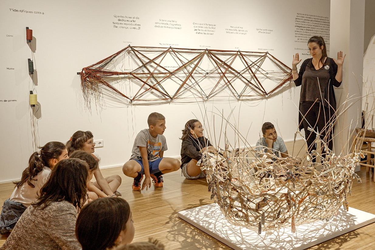 Visita escolar a l'exposició 'Plàstic. Genial o pervers?' a la Sala Barcelona del Museu Terra