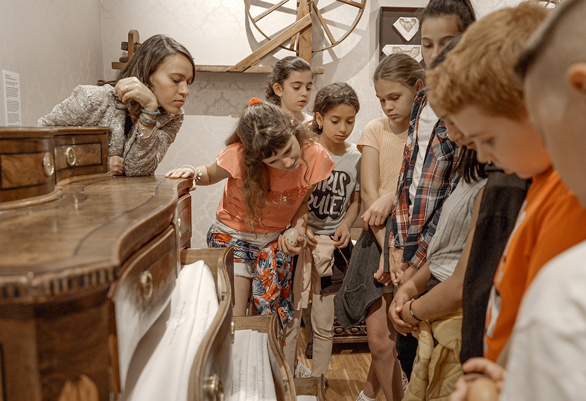Visita d'un grup escolar a l'exposició TROS DE DONA